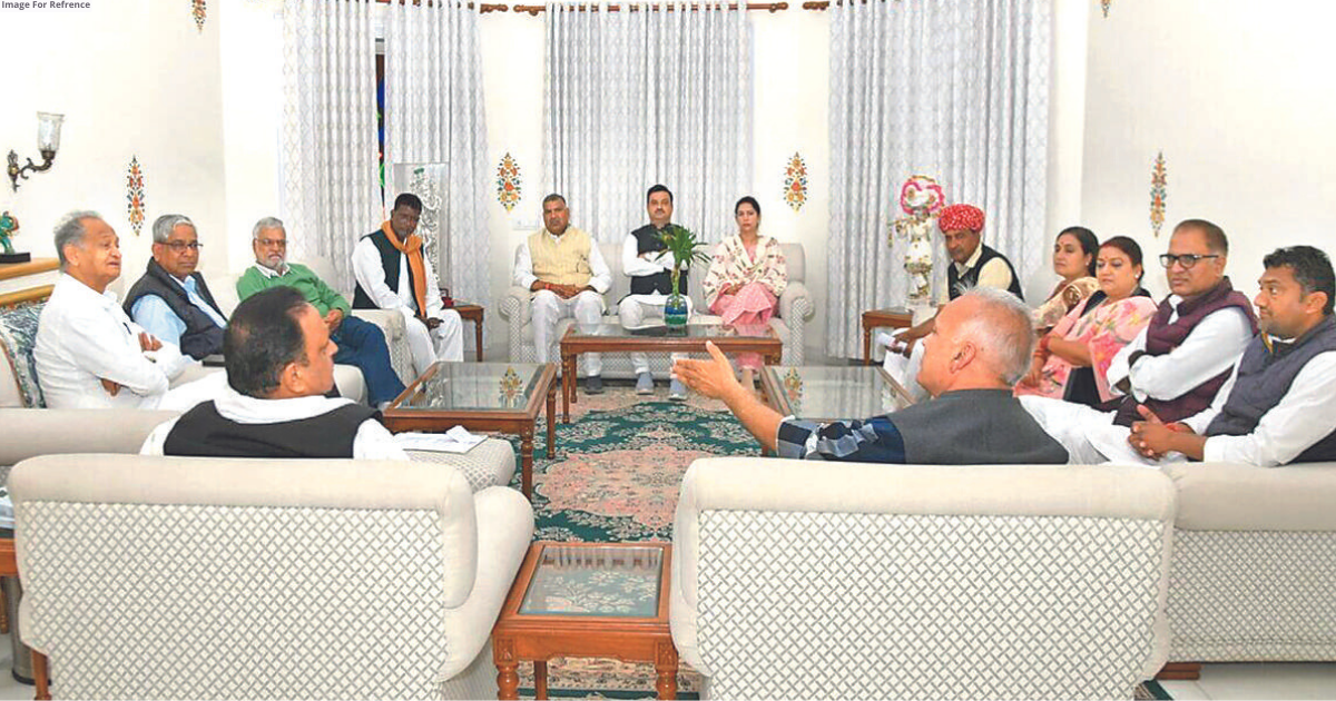 Gehlot meets Cong candidates, charts strategy of election results